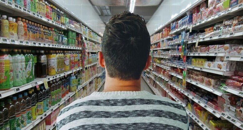 スーパーマーケットで男性画像
