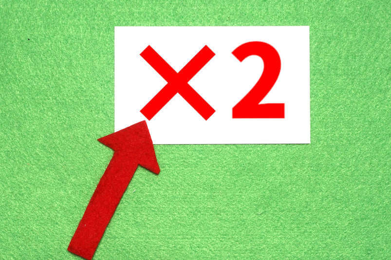 緑色の背景に赤矢印とX2
