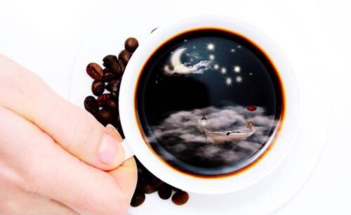 コーヒーカップの中に船と月の映像